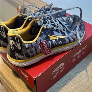 Altra Escalante Running Shoes in Black and Yellow